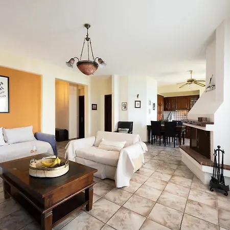 Thalia- 2 Bedroom Beachfront Apartment! Appartamento *