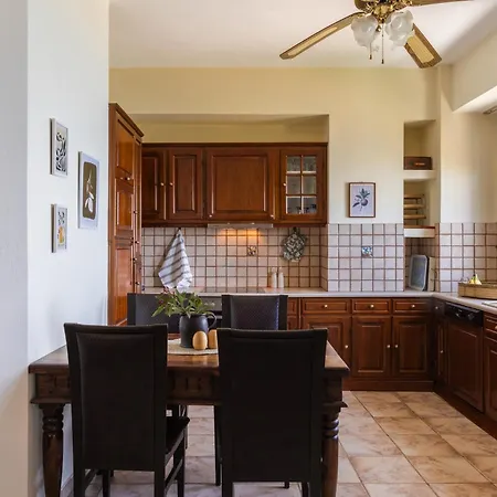 Appartamento Thalia- 2 Bedroom Beachfront Apartment! *