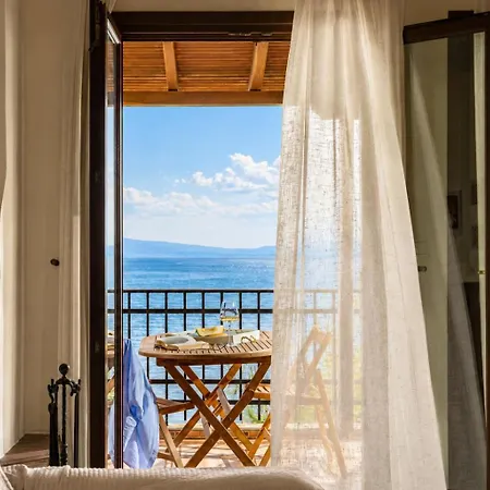 Thalia- 2 Bedroom Beachfront Apartment!