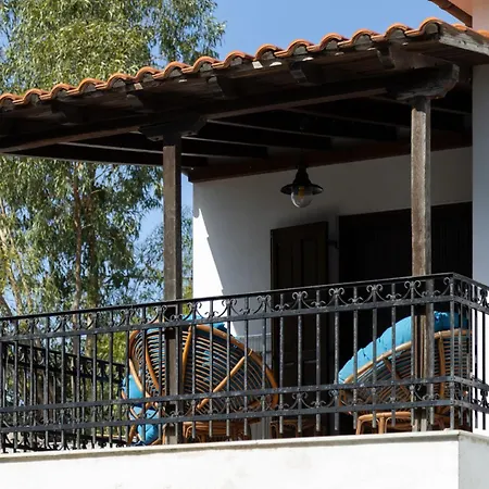 Thalia- 2 Bedroom Beachfront Apartment!